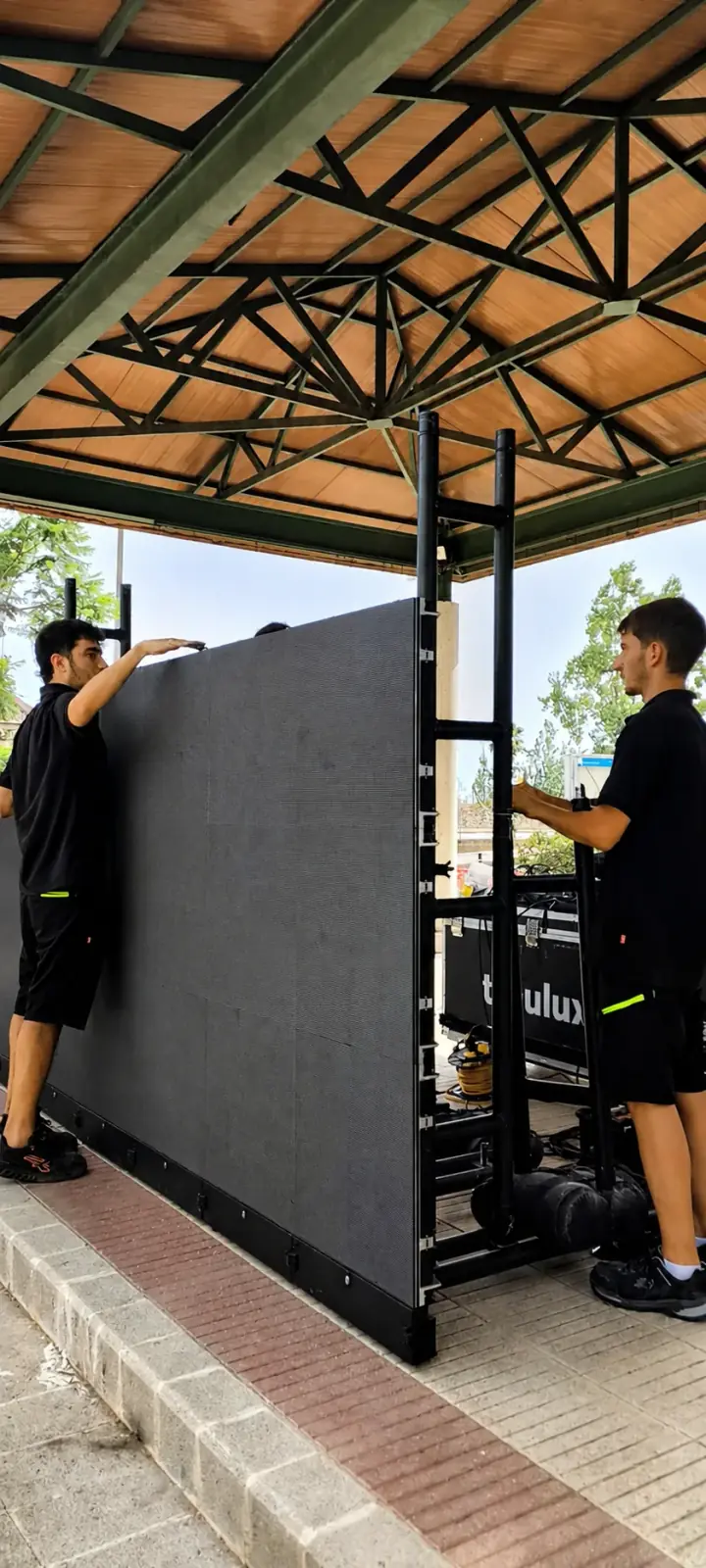 Montaje de la pantalla LED por el equipo de AV TECH bajo la pérgola del recinto