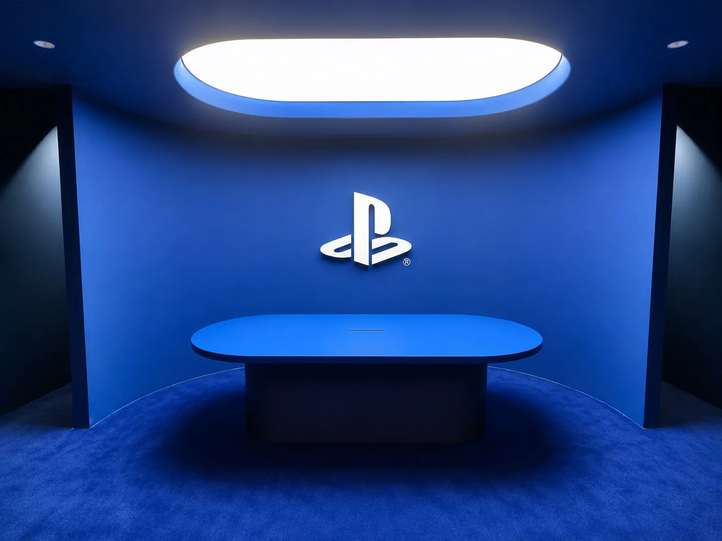 Zona central del showroom con iluminación azul y logotipo de PlayStation