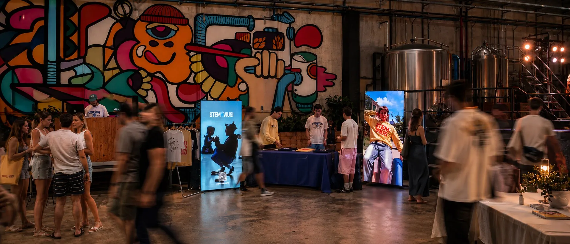 Stand STEMVIUS en Krea Market Badalona con tótems LED y contenido audiovisual a medida