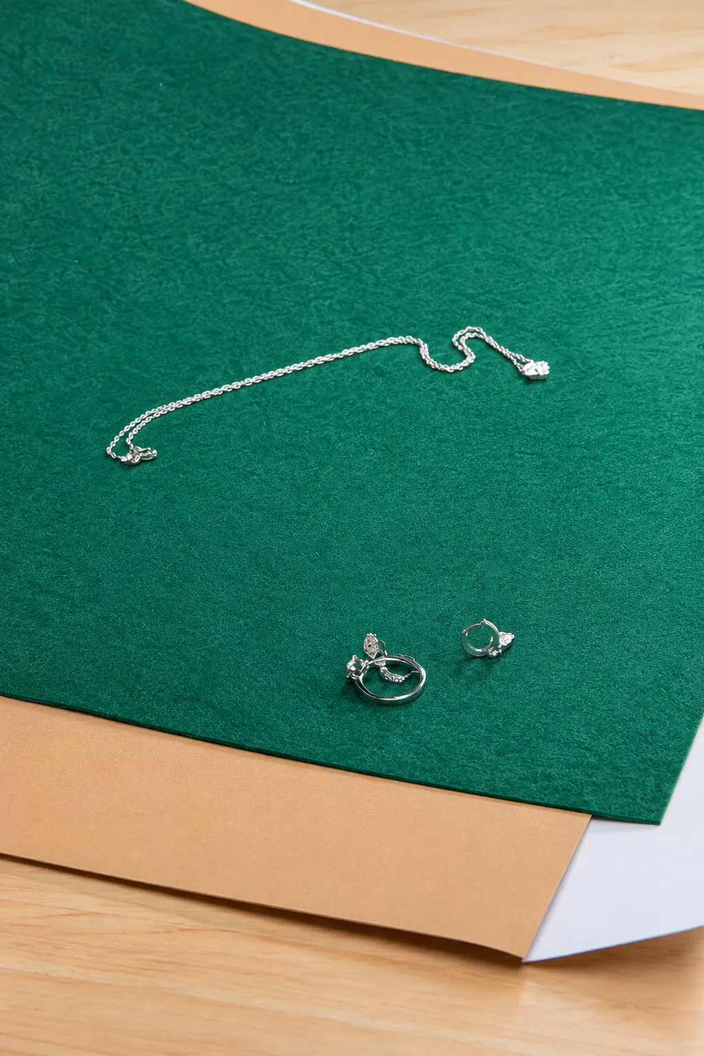 Joyas de Tomas Colomer preparadas sobre una superficie verde antes del rodaje