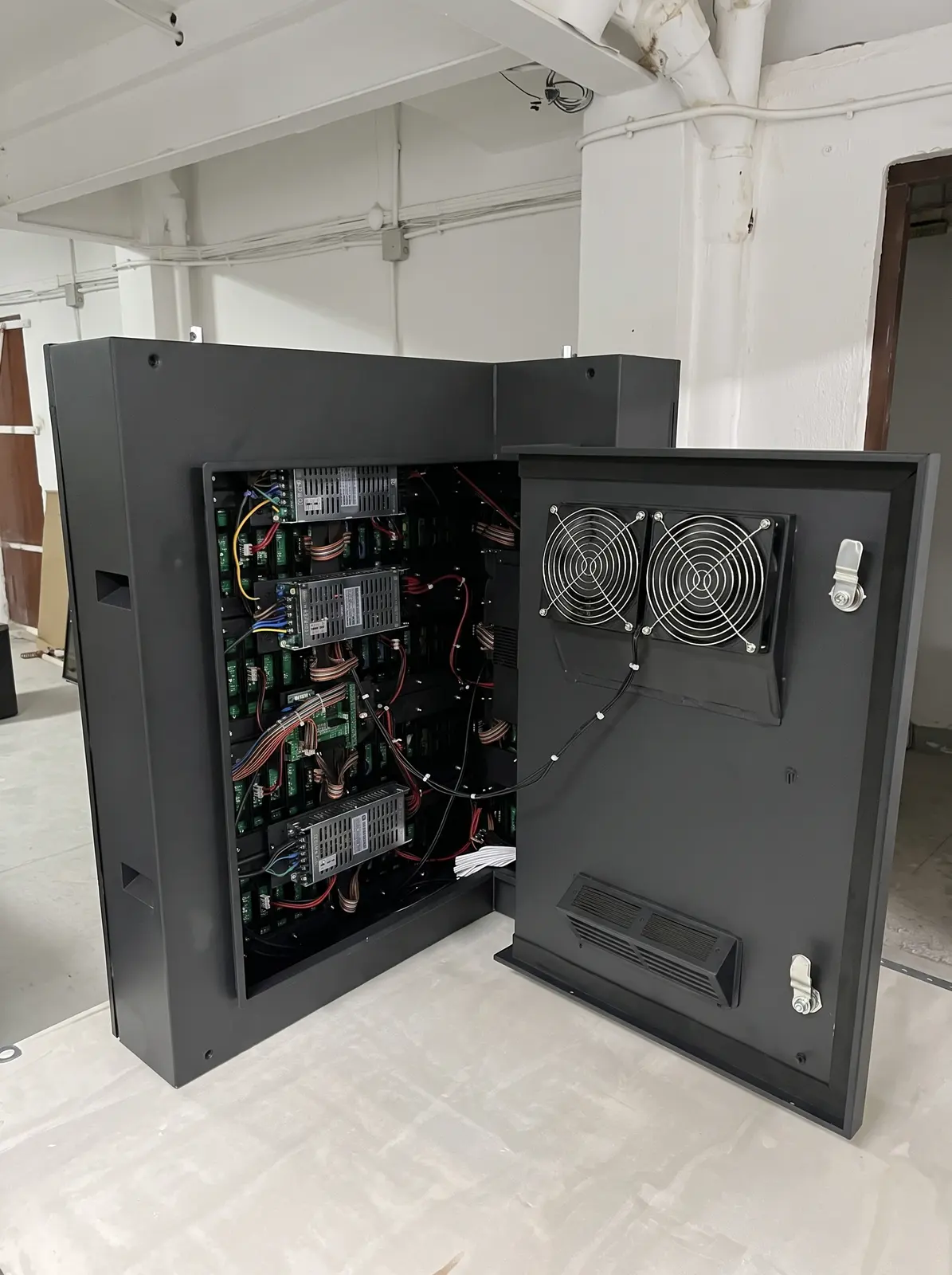 Integración del equipamiento audiovisual en el mueble de Tomas Colomer
