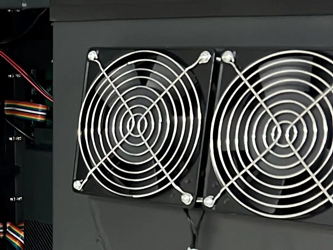 Ventiladores y puerta de acceso técnico del mueble LED