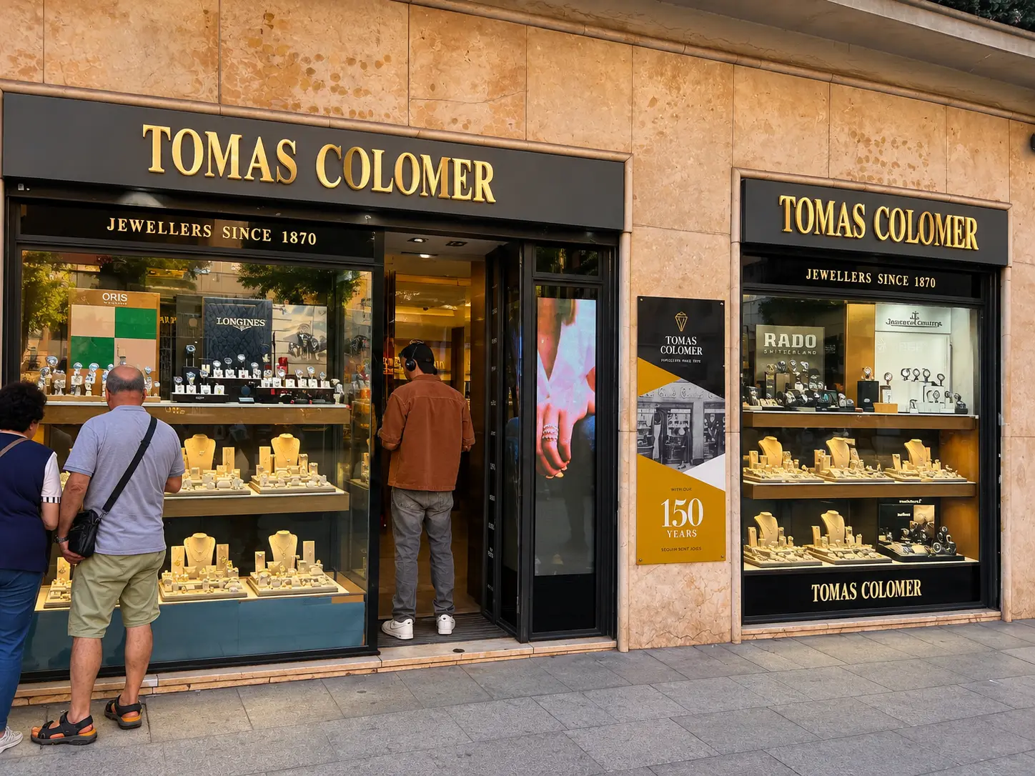 Entrada de la joyería Tomas Colomer en Portal de l’Àngel con la pantalla LED en esquina encendida