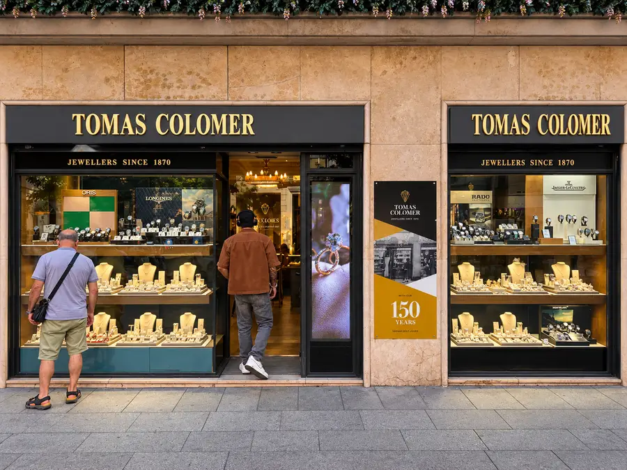 Fachada de la joyería Tomas Colomer en Portal de l’Àngel con la pantalla LED vertical en la entrada