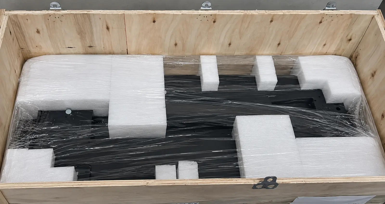 Estructura del mueble LED de Tomas Colomer protegida con espuma dentro de su caja de transporte de madera