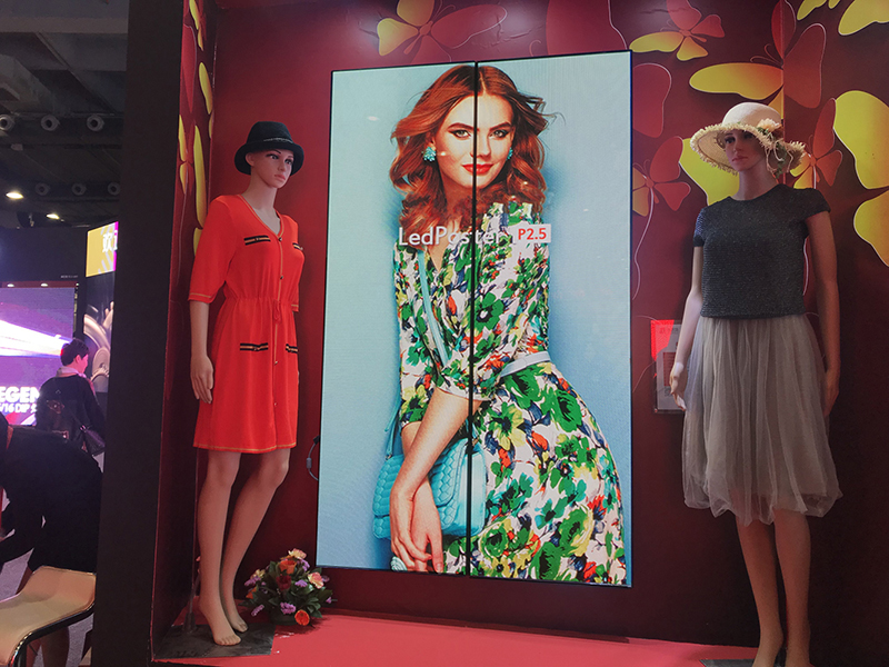 GOB Slim Stand instalación interior publicidad retail