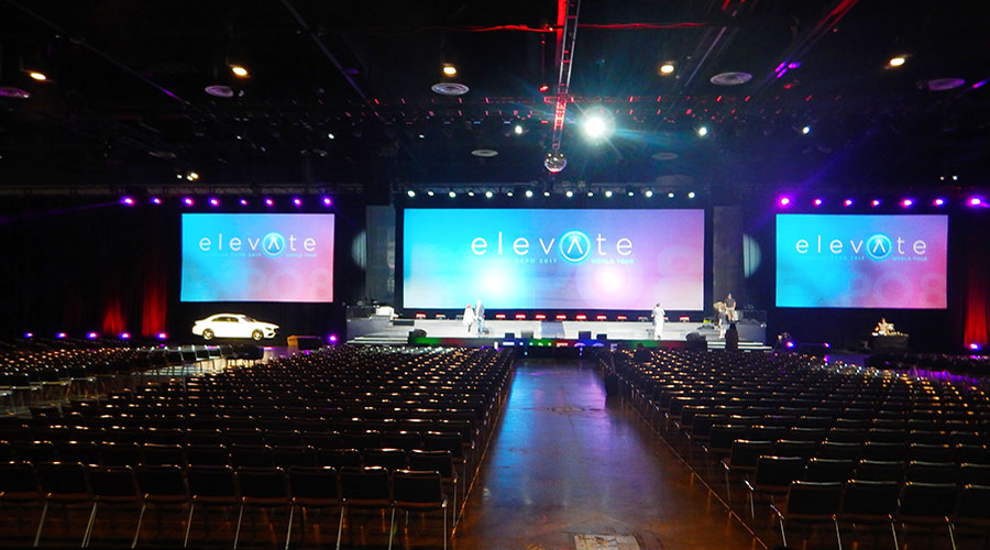 Instalación completa videowall LED exterior en escenario concierto SRYLED
